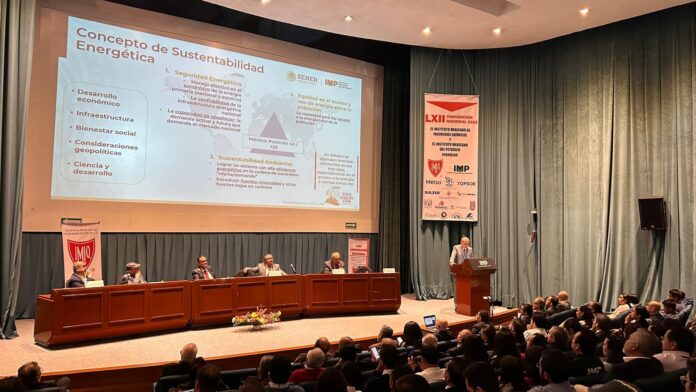 El ingeniero Marco Osorio presentó los siete pilares fundamentales para orientar las operaciones de la industria química y petroquímica hacia la descarbonización.