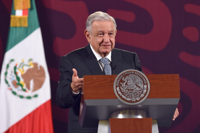 El presidente de México aseguró que durante su actual administración, se ha logrado el rescate y puesta en marcha de seis refinerías, con una producción total de 1 millón de barriles diarios.