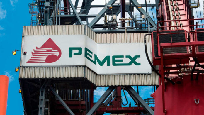 Pemex anunció sus planes para reducir sus emisiones en un 54% en los próximos seis años, en un ambicioso plan para invertir en nuevas tecnologías verdes.