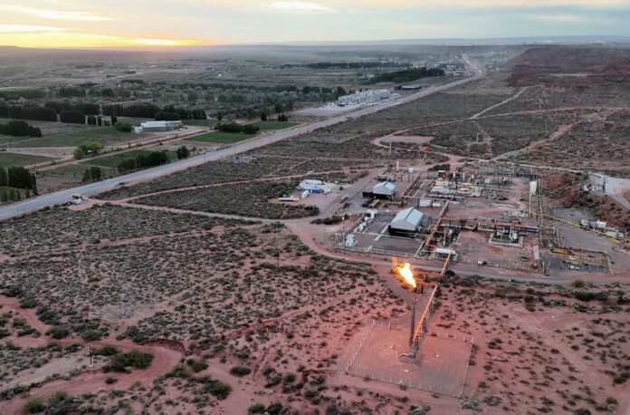 Vista área de dron muestra llama de shale gas en formación Vaca Muerta, en las afueras de Añelo