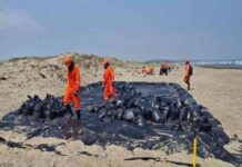 Pemex limpia chapopote en Veracruz, pese a negar responsabilidad