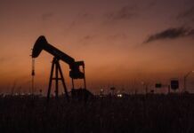 Donald Trump eleva tensión sobre Irán mientras Brent sube 3.42% y WTI supera los 102 dólares por crisis en el estrecho de Ormuz