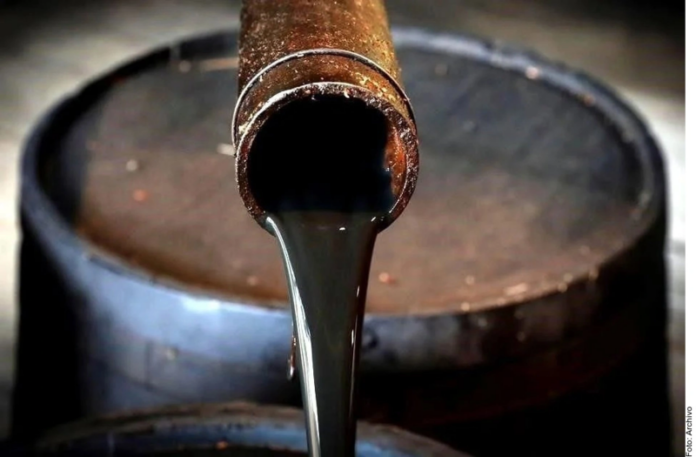 Petróleo cae tras recuperación de envíos de Arabia Saudita